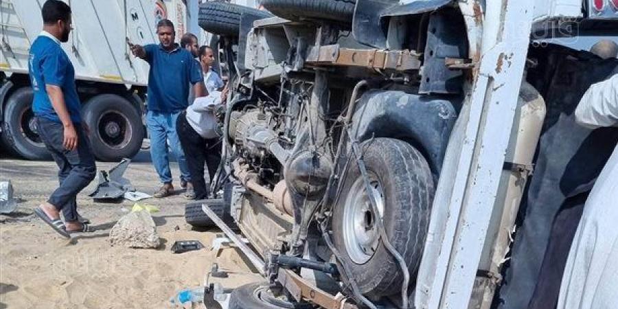 حادث الطريق الأوسطي.. بدأ بمحاولة إنقاذ وانتهى بفقدان ضابط وفرد شرطة وإصابة آخرين (صور) - النيل نيوز