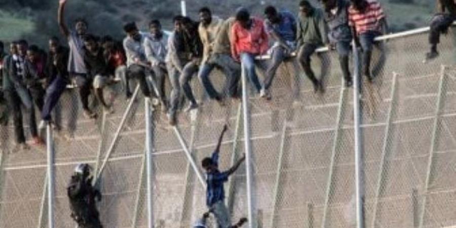 بعد إخلائها بساعات.. مئات المهاجرين يعودون إلى شاطئ الترامبولين في سبتة - النيل نيوز