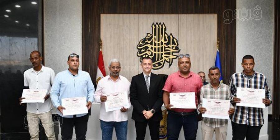 الأمانة في العمل تحمي حقوق المواطنين، محافظ أسوان يكرّم مفتشي "مياه الشرب" - النيل نيوز