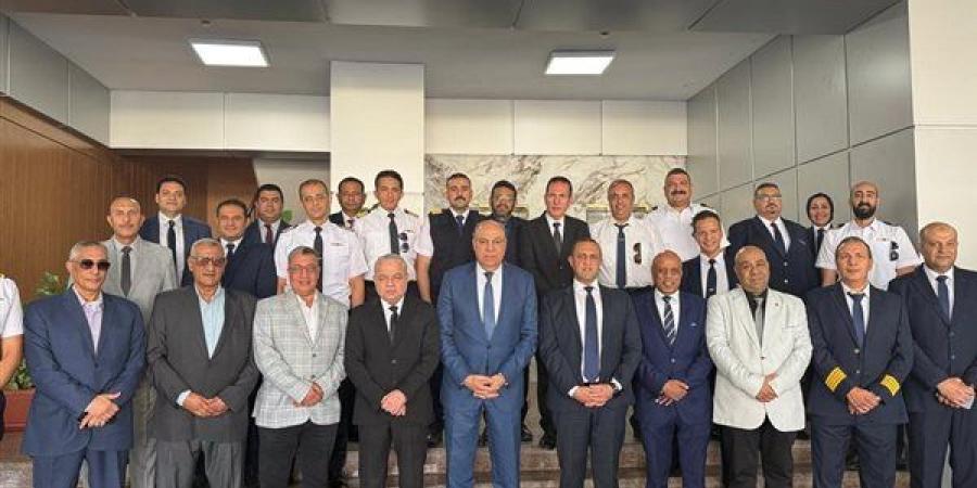 وزير الطيران يتابع التشغيل التجريبي للأنظمة الرادارية الحديثة ببرج المراقبة الجوية بمطار القاهرة - النيل نيوز