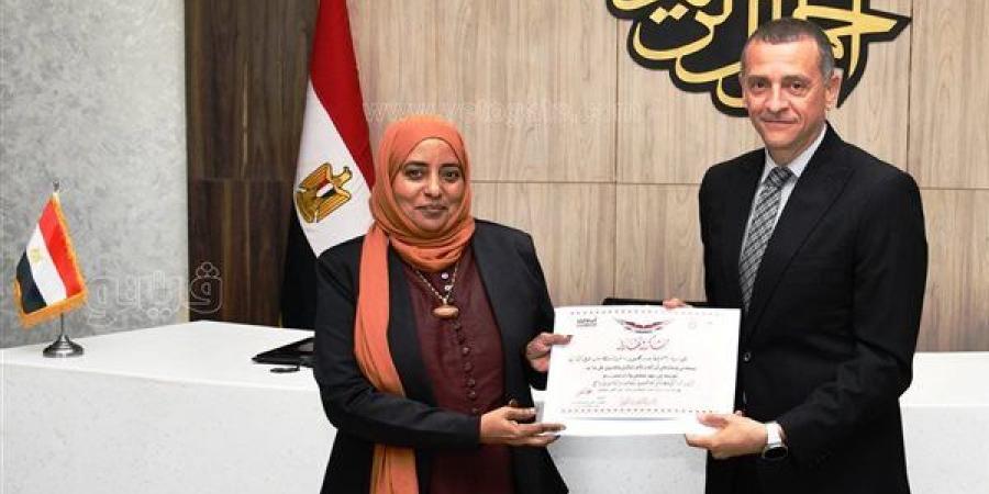 محافظ أسوان يكرم مديرة مدرسة بنبان بحري الإبتدائية - النيل نيوز