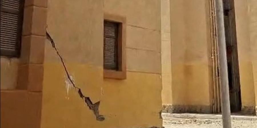 كارثة قبل التسليم، ظهور شروخ وتصدعات في عمارات الإسكان الاجتماعي بنقادة ورعب بين الحاجزين (صور) - النيل نيوز