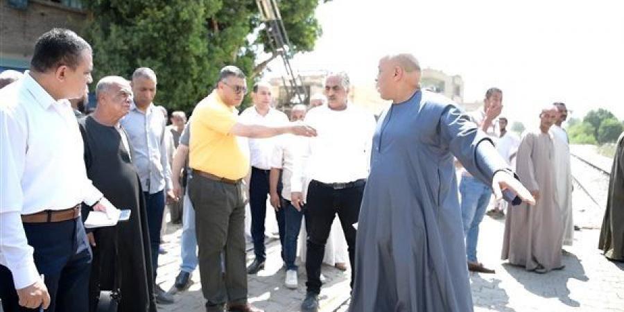 محافظ قنا يتفقد قرية الأشراف القبلية ويوجه برفع كفاءة مزلقان السكة الحديد (صور) - النيل نيوز