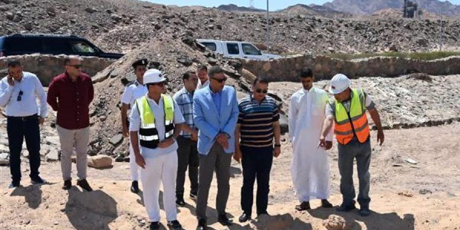 محافظ جنوب سيناء يتفقد خط الطرد بمدينة دهب ويوجه بتنفيذ خط صرف صحي جديد - النيل نيوز