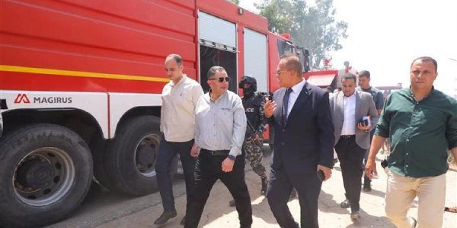 محافظ دمياط يقود جهود إخماد حريق مصنع مشبك بكفر البطيخ - النيل نيوز